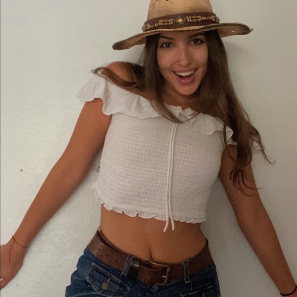 ´･ᴗ･`♡white off the shoulder crop top with ruffles